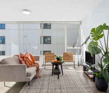 Light-Filled Corner Apartment with Sweeping City Views - Photo 1