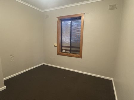 Cosy 3-Bedroom Home with Garage in Davoren Park - Photo 4