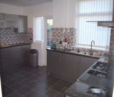 4 bedroom semi-detached house to rent - Photo 3