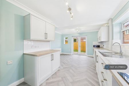 3 bedroom semi-detached house to rent - Photo 2