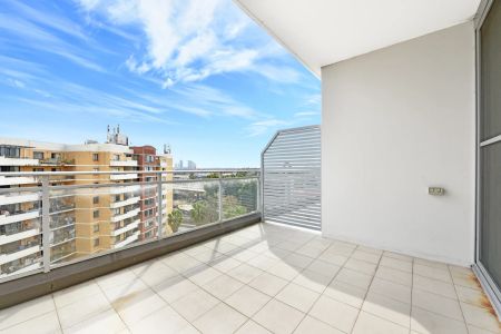 Designer apartment promotes elegant in/outdoor living - Photo 3