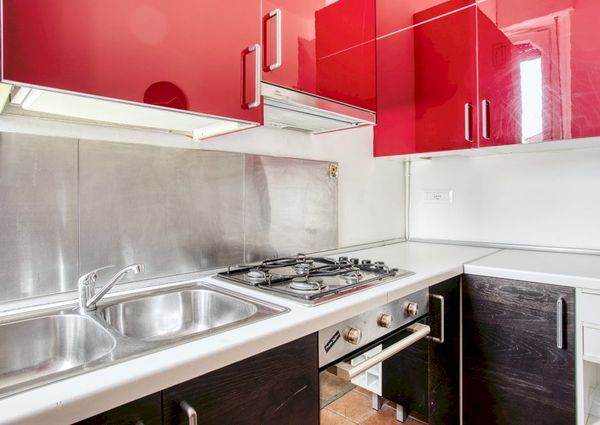 Large single room with balcony in Milan