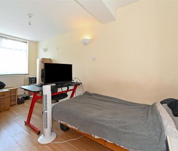 4 bedroom semi-detached house to rent - Photo 3