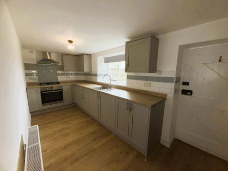 2 bedroom end of terrace house to rent - Photo 2