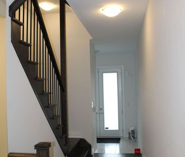 Townhouse For Lease | N8067970 - Photo 2