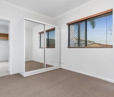 Welcome to the courtyard of your dreams in a fantastic location! - Photo 5