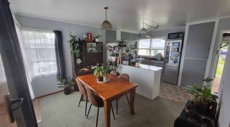 Spacious Family Home - Photo 3