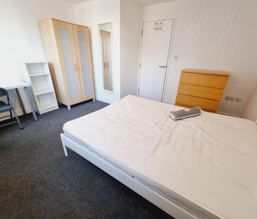 2 Bed Student Accommodation - Photo 2