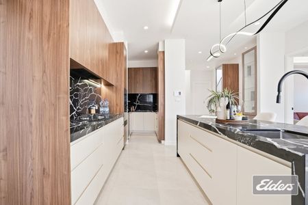 Grand Double-Storey Family Residence with Pool - Photo 4