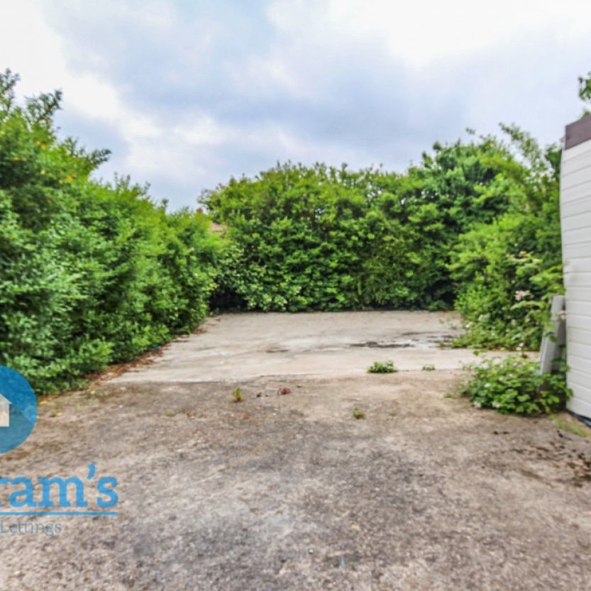 References Pending - 4 bed Detached House - Photo 1
