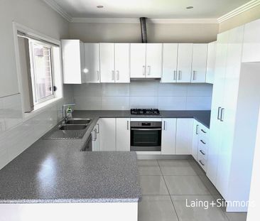 Modern four-bedroom home with luxury features and prime location - Photo 5