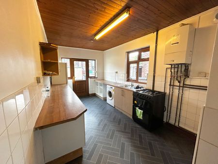 Three bed terrace property - Photo 2