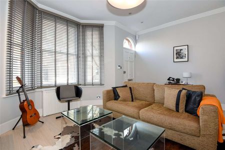 Situated in the sought after Hampstead Village, this raised ground floor period conversion is contemporarily finished and benefits from its own front door - Photo 2