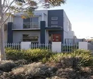 22 Picton Lane, Point Cook VIC 3030 - Photo 3