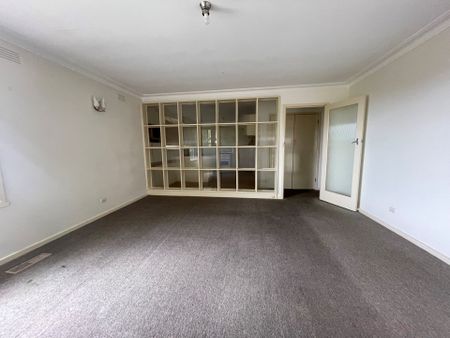 Two Bedroom Unit in Quiet Pocket - Photo 2