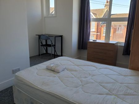 3 bedroom flat to rent - Photo 3