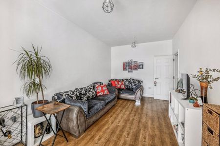 3 bedroom flat to rent - Photo 2