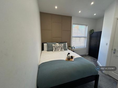 1 bedroom in a house share to rent - Photo 3