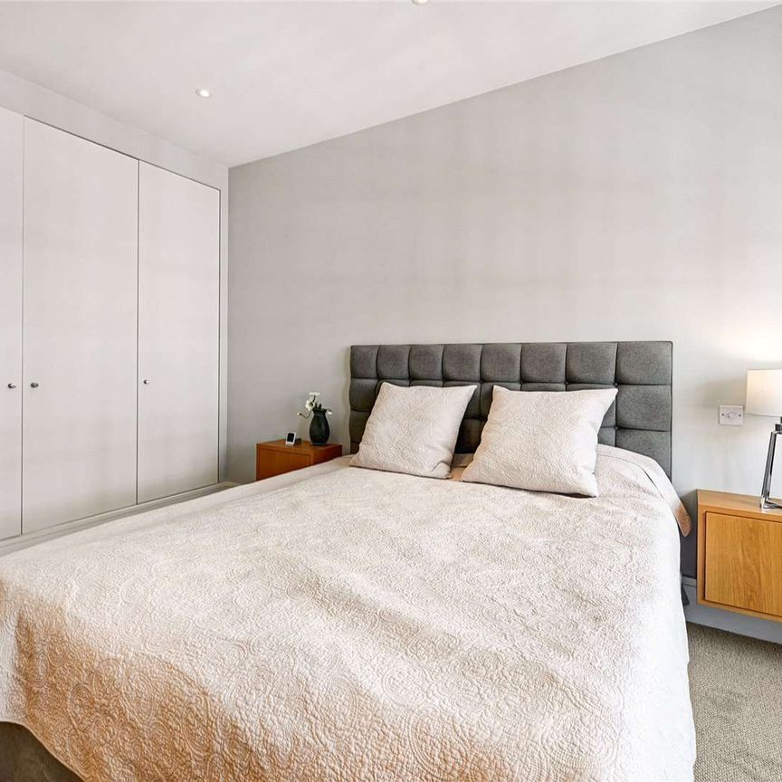 An excellently presented two bedroom apartment located in the sort after Covent Garden. - Photo 1