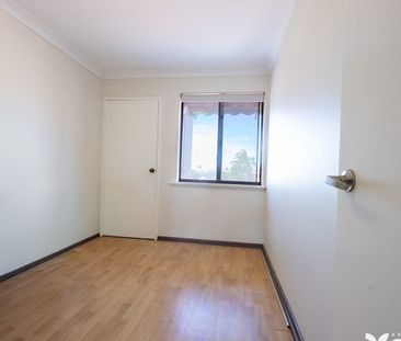 Charming Upstairs 2x1 Unit with Balcony – Minutes from the Foreshore - Photo 5