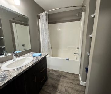 Beautiful 4 Bed 3.5 Bath Full House in Timberlands - Photo 2