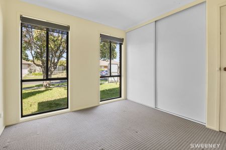 Light filled three bedroom residence in quiet location - Photo 4