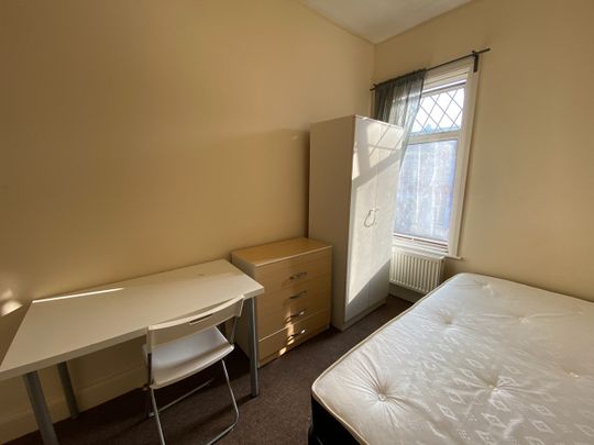 Room in a Shared House, Pine Road, NW2 - Photo 1