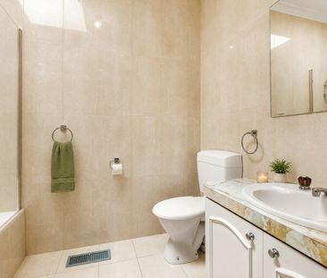IMMACULATE, LIGHT FILLED THREE BEDROOM HOME - Photo 1
