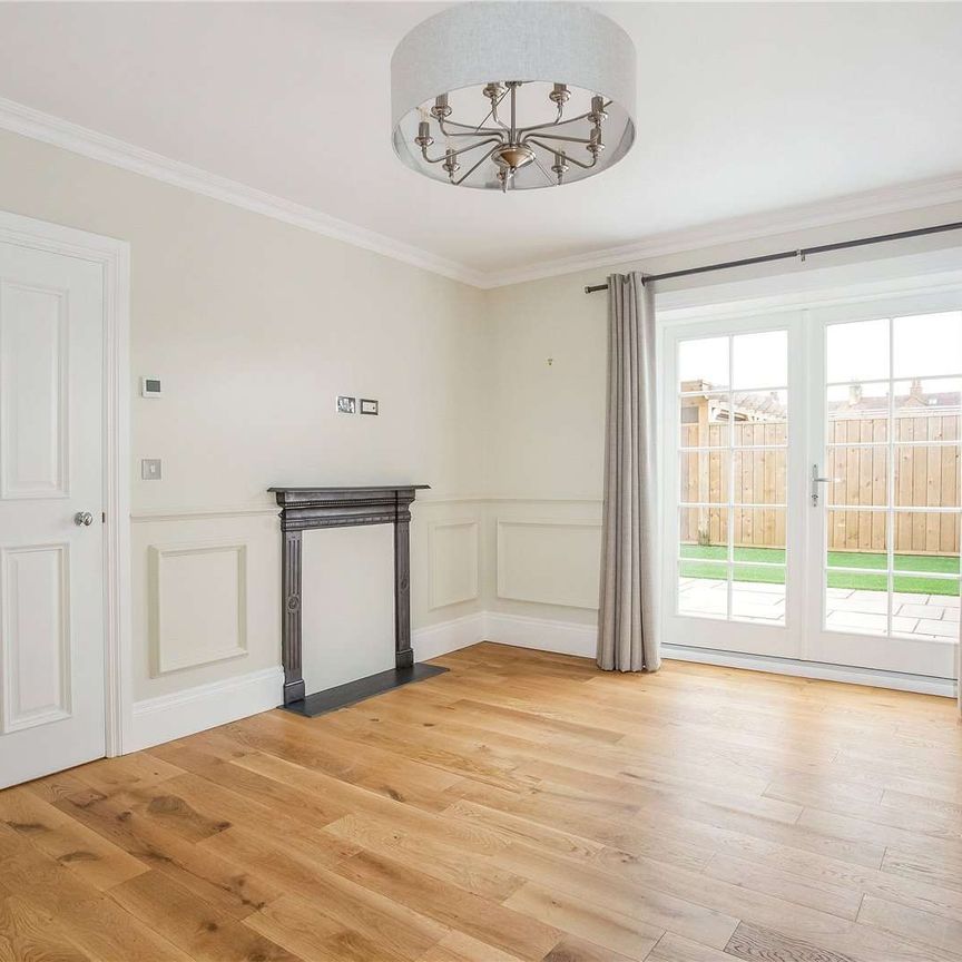 Luxury three bedroom mews house located in the heart of St Albans City centre. - Photo 1