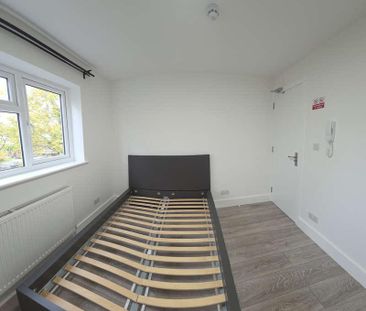 Greenford, UB6 - Photo 2