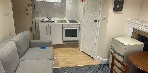 Studio Flat, Warwick Road, SW5 - Photo 2