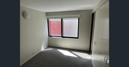 Spacious Two-Storey Apartment in a Prime Clifton Hill Location - Photo 3