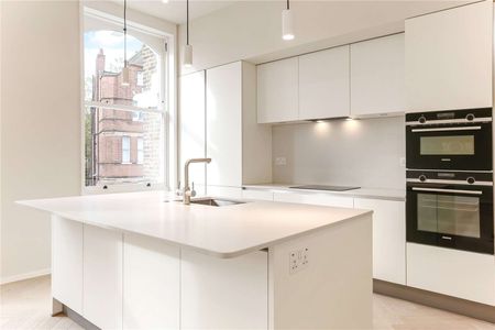 Stunning 2 bedroom Penthouse apartment, with views over Hampstead High Street. - Photo 4