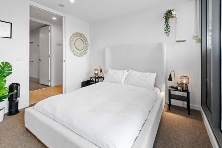 Stunning fully furnished Claremont St. apartment. - Photo 3