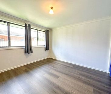 Neat & Tidy 3 Bedroom House! Close To Doonside Station! - Photo 5