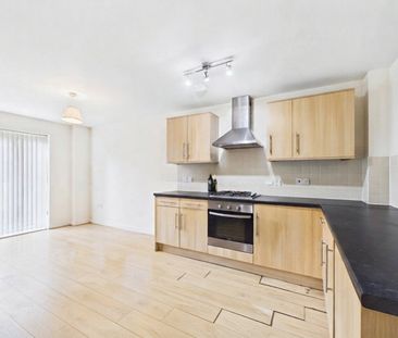 2 bedroom Flat in Red Kite Court, Maidenhead - Photo 4