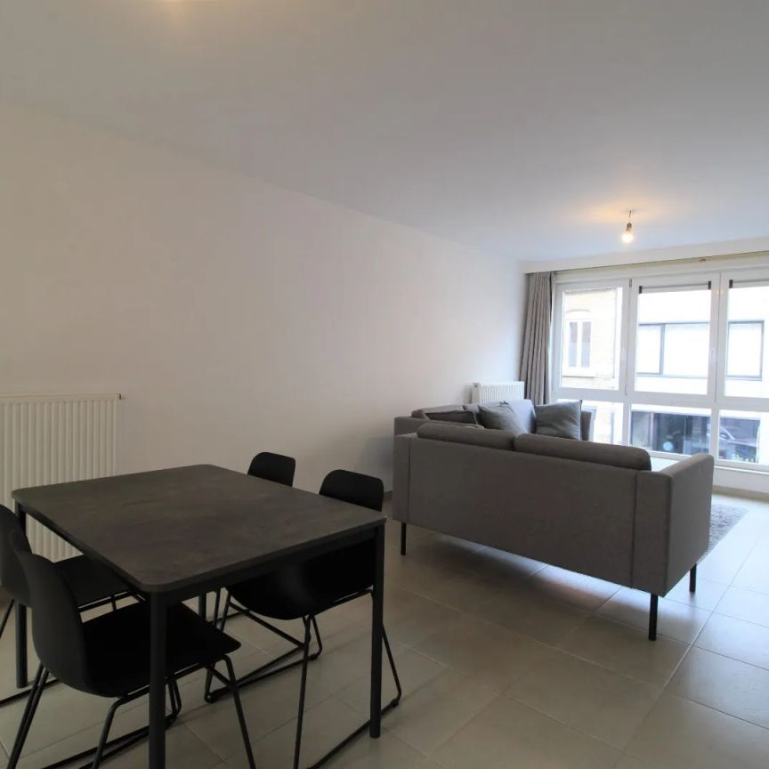 Appartement met twee slaapkamers en autostaanplaats in centrum Roeselare - Photo 1