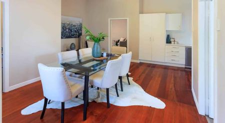 This sunny inviting family home - Photo 3