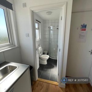 1 bedroom in a house share to rent - Photo 2