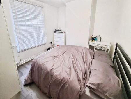 4 bedroom end of terrace house to rent - Photo 2