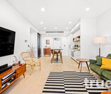 STUNNING APARTMENT IN PRIME LOCATION - Photo 1