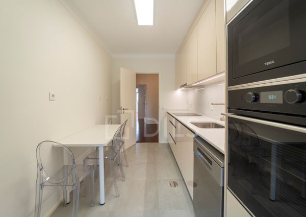 Apartamento T2 renovado para arrendar na Rua São João Bosco