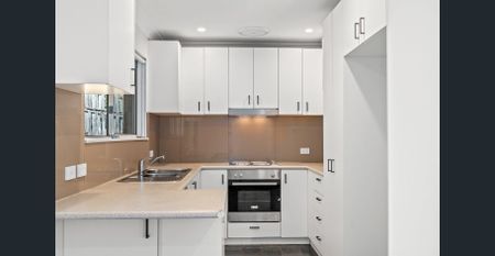 Entertainers' Delight with Beautiful Outdoor Living - Photo 2