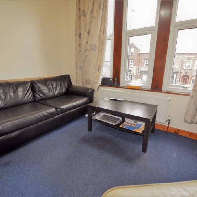 2 bedroom Flat in Cardigan Road, Leeds - Photo 1