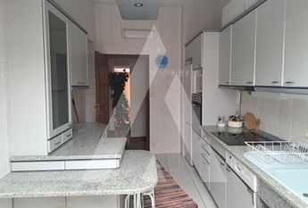Apartamento T3 com sótão, mobilado e equipado, no Bairro do Liceu!