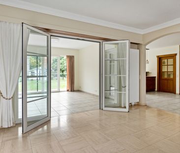 Landhuis met 3 gelijkvloerse slpkrs. en tuin op ca. 821 m² - Photo 2