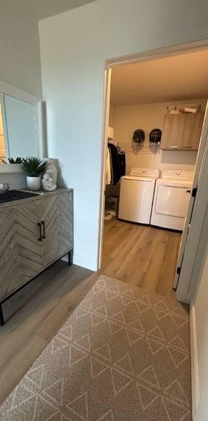 ✨ 3 ½ moderne, dernier étage, très lumineux – Wi-Fi & stationnement intérieur inclus ! - Photo 1