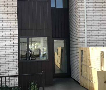 Modern 3-Bedroom Townhouse in a Fantastic Te A... - Photo 3