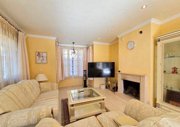 FOR RENT: SPACIOUS AND ELEGANT VILLA IN MORAIRA with 4 bedrooms for LONG TERM