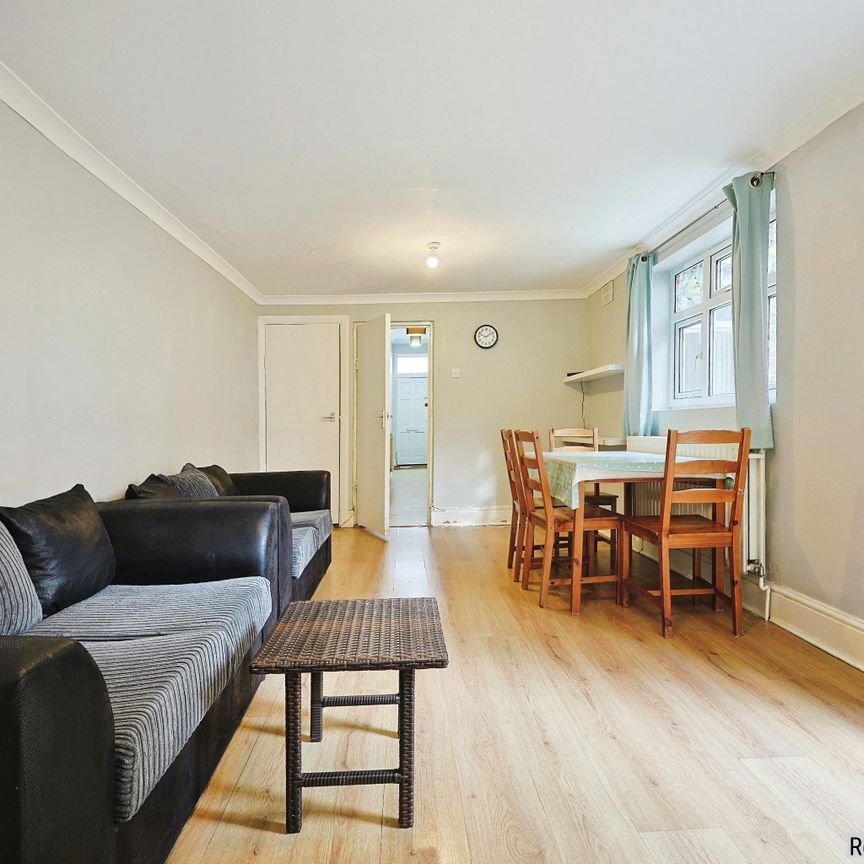 2 bed Flat in Plough Road , London, SW11 2AL - Photo 1